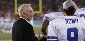 Jerry Jones mit Tony Romo, seinem Star-Quarterback Jerry Jones,Tony Romo,NFL,Dallas Cowboys