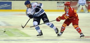 Manuel Strodel (r.) im Duell mit Hamburgs James Bettauer Manuel Strodel,James Bettauer,DEL,Eishockey