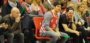 uch prominenteste Unterstützung half den Bayern gegen Artland nicht: Sammer, Neureuther, Schweinsteiger (von links) Neureuther,Schweinsteiger,Sammer
