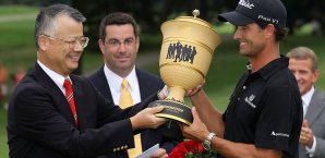 Adam Scott (r.) bekommt den Siegerpokal überreicht Adam Scott