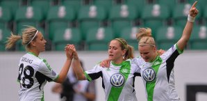 Alexandra Popp (r.) und der VfL Wolfsburg feiern den nächsten Sieg Alexandra Popp