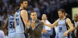Dave Joerger (M.) neben Center Marc Gasol (l.) Dave Joerger, Memphis Grizzlies