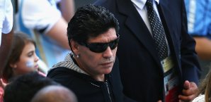 Diego Maradona sah sich das Spiel der Argentinier gegen den Iran im Stadion an Diego Maradona