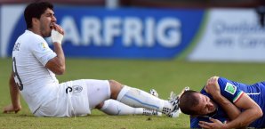Giorgio Chiellini (r.) wurde von Luis Suarez (l.) gebissen Giorgio Chiellini, Luis Suarez