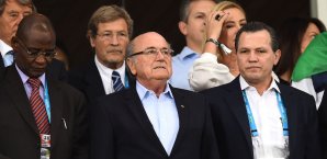 Sepp Blatter (M.) bezeichnete die Vergabe nach Katar bereits als Fehler Sepp Blatter