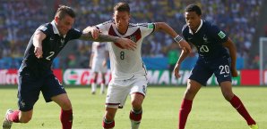 Oft gegen zwei Mann, aber auch oft zweiter Sieger: Mesut Özil bei der WM Özil