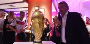Der WM-Pokal hat nach Angaben von Wolfgang Niersbach einiges abbekommen Pokal
