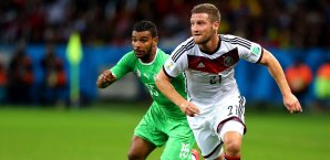Shkodran Mustafi (r.) kommt in Italien in einer Dreierkette zum Einsatz Shkodran Mustafi