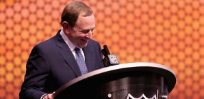NHL-Boss Gary Bettman dementierte zuletzt, dass eine Ausweitung zur Diskussion stehe Gary Bettman