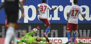 Manuel Neuer spielt den Ball außerhalb des Strafraums mit der Hand Manuel Neuer, FC Bayern München, Hamburger SV, Julian Green