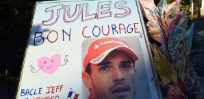 Vor dem Krankenhaus finden sich viele Genesungswünsche an Jules Bianchi Jules Bianchi