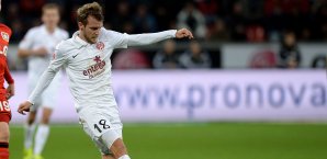 Im Stadion des FSV Mainz 05 werden beim Spiel gegen den SC Freiburg auch 250 Flüchtlinge zu Gast sein Daniel Brosinski
