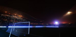 Die Werbebanden leuchteten noch, die Flutlichter nicht mehr - Das Spiel in Istanbul musste unterbrochen werden Besiktas