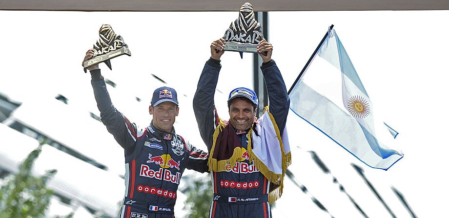 Nasser Al-Attiyah und sein Co-Pilot Mathieu Baumel feiern den Gesamtsieg der Rallye Dakar 2015