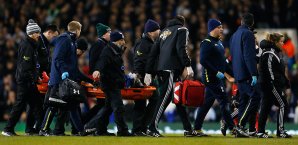 Bafetimbi Gomis musste mit einer Trage vom Feld gebracht werden Bafetimbi Gomis