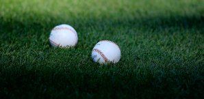 Eine Frau wurde bei einem Baseball-Spiel am Auge verletzt Baseball