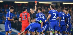 Zlatan Ibrahimovic wurde nach einem Zweikampf mit Oscar vom Platz gestellt Chelsea, PSG