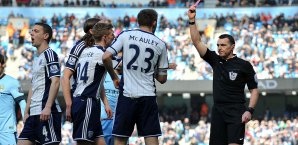 Der Schiri zeigte dem falschen Spieler von West Bromwich die Rote Karte Gareth McAuley