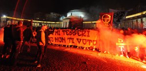 Italienische Hooligans haben 2007 einen Polizisten getötet Hooligans