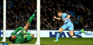James Milner (r.) machte gegen Leicester spät den Deckel drauf James Milner