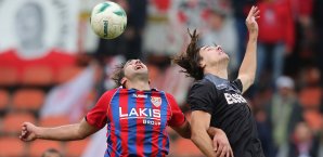 Der KFC Uerdingen mit Patrick Ellguth (l.) hofft auf mehr Geld KFC Uerdingen