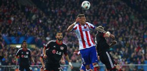 Bayer Leverkusen hatte mit Mario Mandzukic (2.v.r.) alle Hände voll zu tun Mario Mandzukic