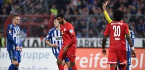 Marvin Compper (M.) sah für seine Notbremse in Karlsruhe Rot Marvin Compper