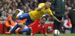 Neymar musste gegen Chile einiges einstecken Neymar