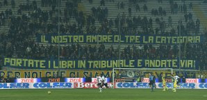 Nicht das erste Mal müssen sich die Parma-Fans mit der Pleite ihres Klubs anfreunden Parma-Fans