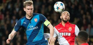 Per Mertesacker (l.) lieferte sich mit Arsenal einen harten Kampf gegen Monaco Per Mertesacker