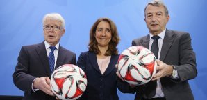 Reinhard Rauball hat die FIFA erneut für die WM-Vergabe 2022 kritisiert Reinhard Rauball
