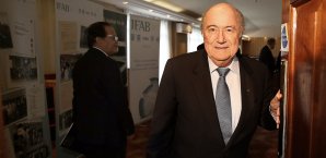 Sepp Blatter und seine Konkurrenten könnte sich im Wembley-Stadion zu einer TV-Debatte treffen Sepp Blatter