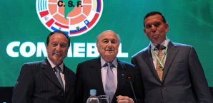 Sepp Blatter (M.) fordert hartes Vorgehen gegen Rassismus Sepp Blatter