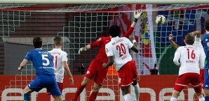 Timm Klose (l.) trifft für den VfL Wolfsburg beim Pokalspiel in Leipzig Timm Klose