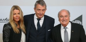 Wolfgang Niersbach (M.) sprach sich gegen Sepp Blatter (r.) als Präsident aus Wolfgang Niersbach