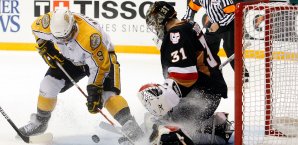 Brent Raedeke (l.) verstärkt die Abwehr der Adler Mannheim Brent Raedeke