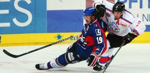 Casey Borer (r.) hat schon einmal für die Ice Tigers gespielt Casey Bohrer