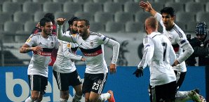 Cenk Tosun (M.) gelang der späte Siegtreffer für Besiktas Cenk Tosun