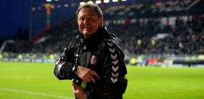 Ewald Lienen ist nach seiner Arm-OP aus dem Krankenhaus entlassen worden Ewald Lienen
