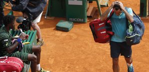 Roger Federer kann es nicht fassen, er ist gegen Gael Monfils ausgeschieden Federer, Monfils