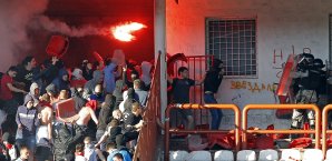 Die serbischen Fans lieferten sich Kämpfe mit der Polizei Fußball