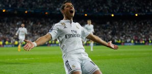 Javier Hernandez muss nach seinem Siegtreffer Kritik von Henry einstecken Javier Hernandez