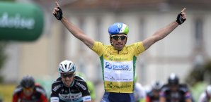 Michael Albasini führt das Feld weiter an Michael Albasini