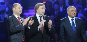 Olaf Scholz (l.) feierte mit HSV-Legenden den 125. Geburtstag des Klubs Olaf Scholz