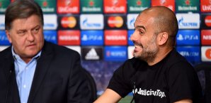 Pep Guardiola (r.) grinst, Pressesprecher Hörwick ist skeptischer Pep Guardiola