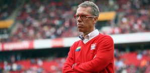 Peter Stöger zeigt sich im Vorfeld des Spiels gegen Bayer Leverkusen genervt Peter Stöger