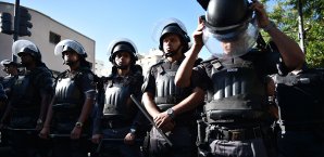 Vor dem Spiel zwischen Köln und Leverkusen musste die Polizei Schwerstarbeit verrichten Polizei