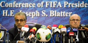 Al-Khalifa (l.) gilt als Unterstützer von Sepp Blatter Scheich Salman bin Ebrahim Al-Khalifa