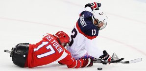 Auch beim Sledge Hockey kann es in den Zweikämpfen zur Sache gehen Sledge Hockey