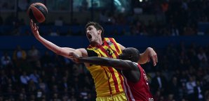Tibor Pleiß (l.) ist mit dem FC Barcelona an Olympiakos gescheitert Tibor Pleiß